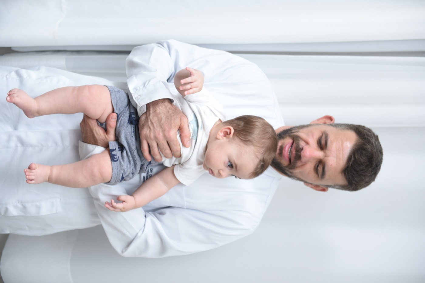 Dr. Diego segurando um bebê no colo