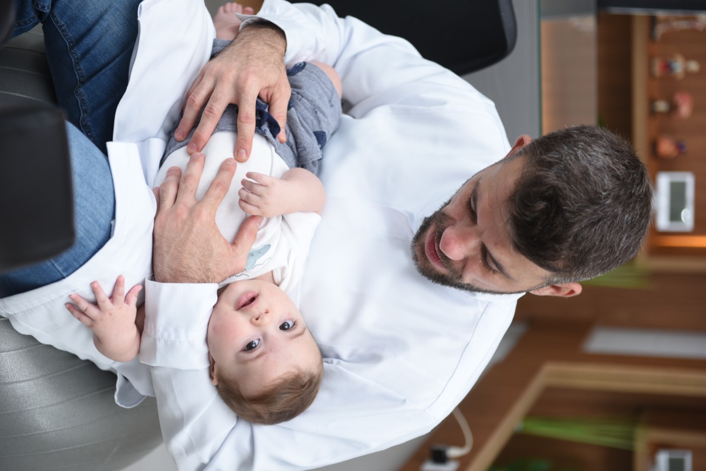 Dr. Diego acalentando um bebê