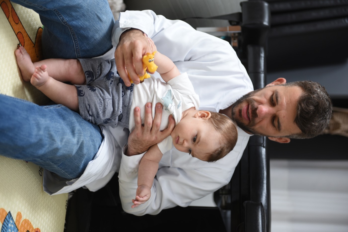 Dr. Diego brincando com um bebê