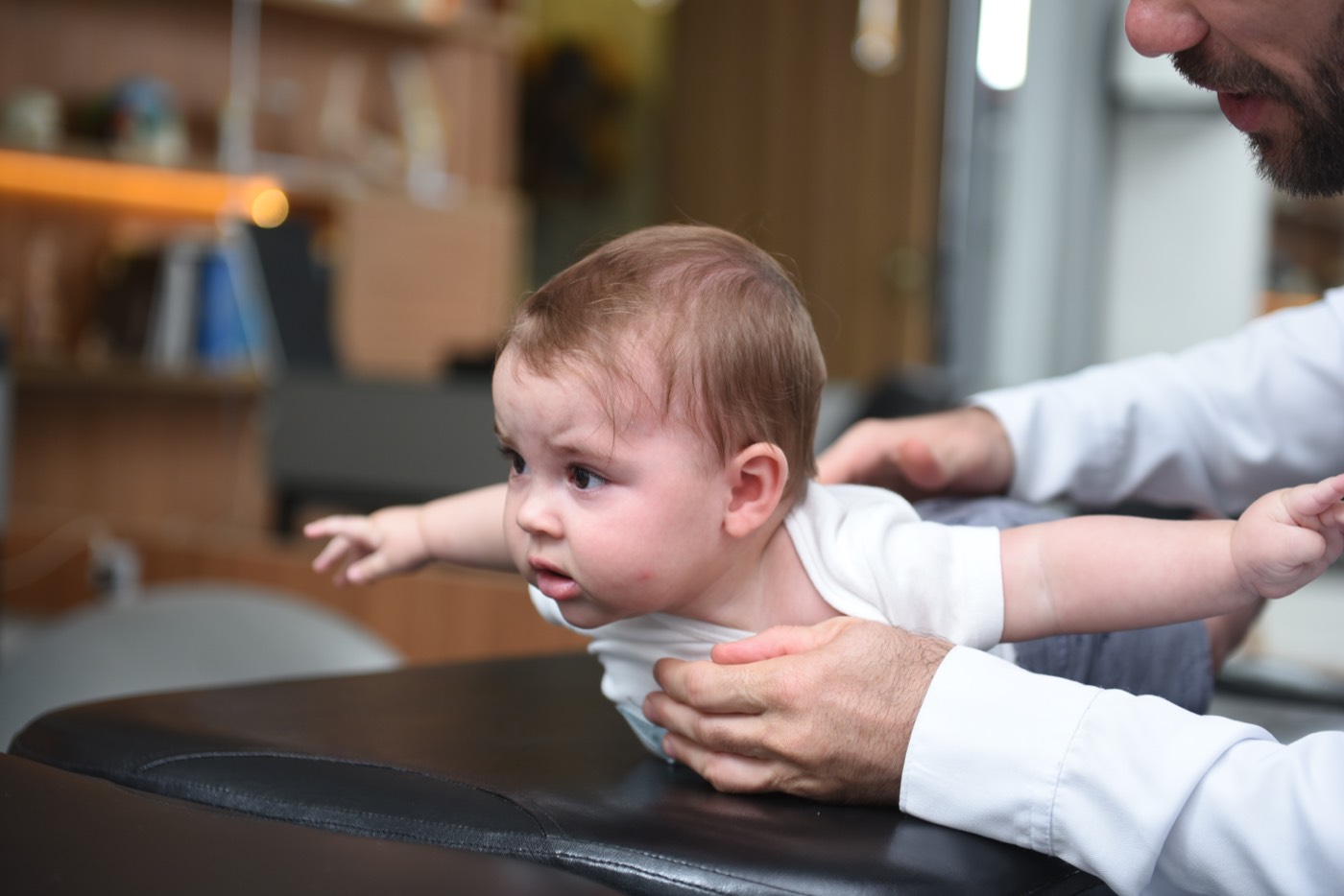 Bebê apoiado durante o exercício