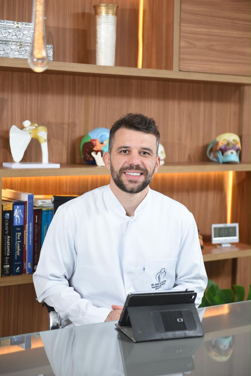 Dr. Diego, fisioterapeuta e osteopata, no consultório